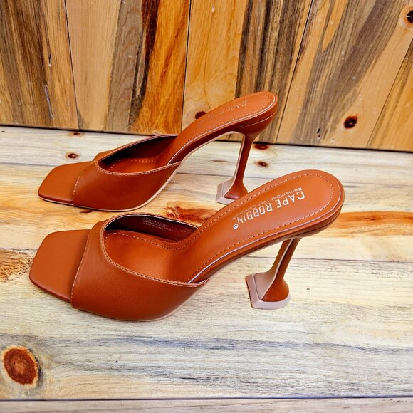 Cape Robbin Cognac Lithe My Life Pyramid Heels Mule NWT! - Picture 3 of 7